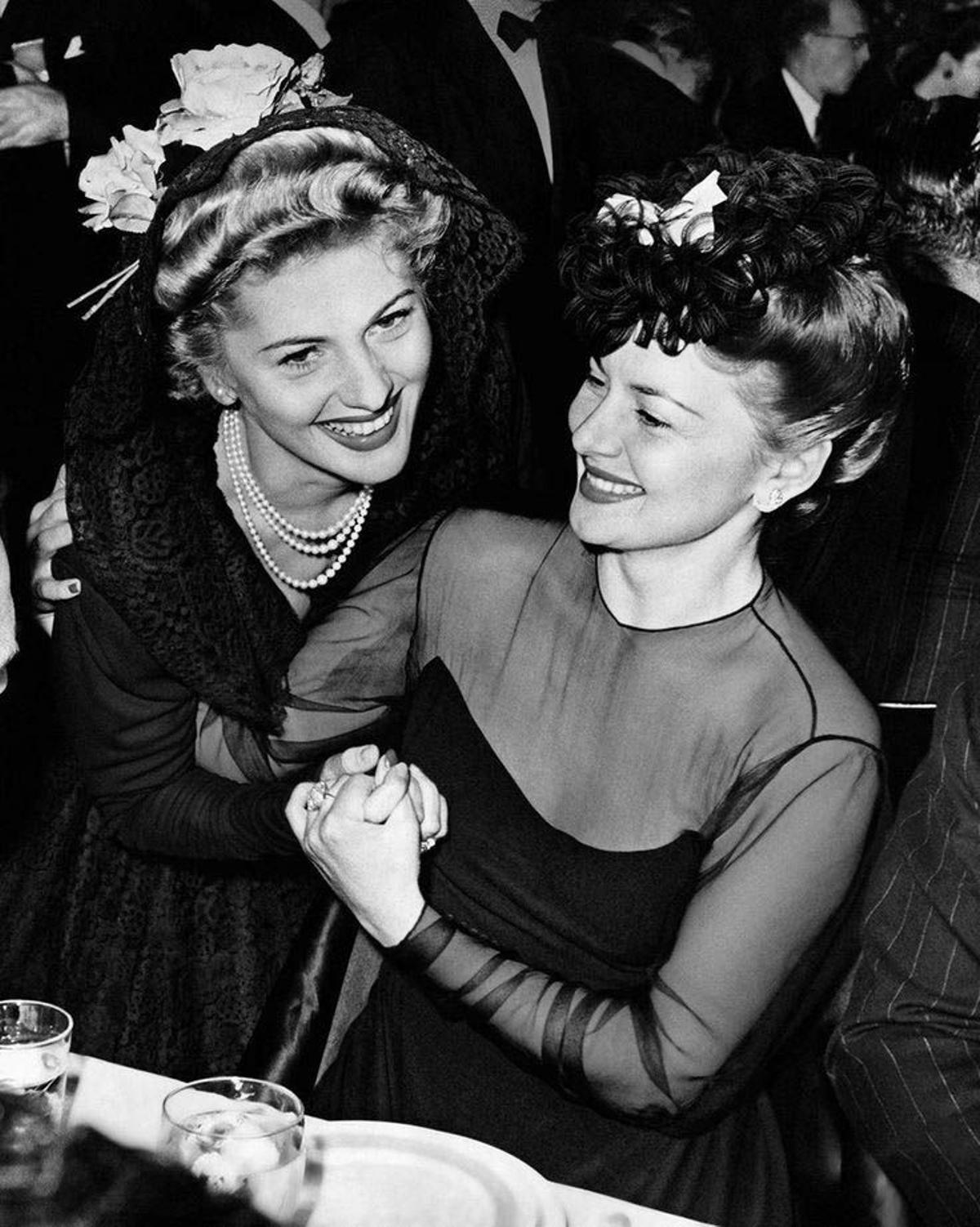 Olivia de Havilland junto a Joan Fontaine en los Oscar de 1942.
