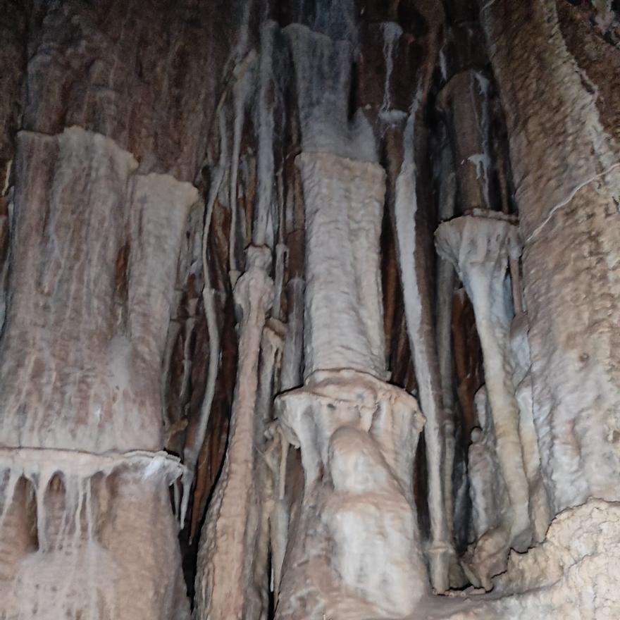 Las primeras fotografías de la cueva de Algueña realizadas por sus descubridores.