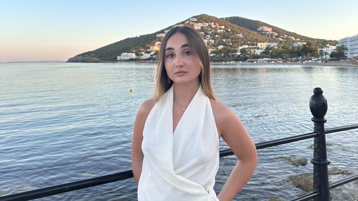 Joanna Marí amb la costa de Santa Eulària de fons.