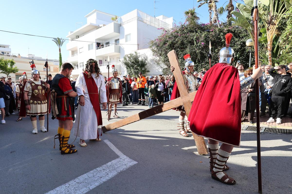 Galería: imágenes del vía crucis de Santa Eulària