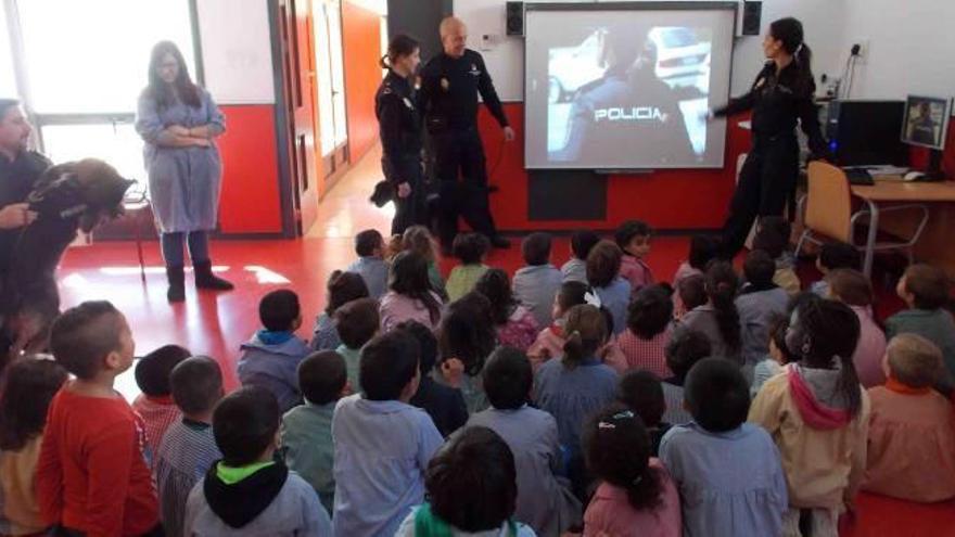 Visita de la Policía Nacional al colegio público San Roque