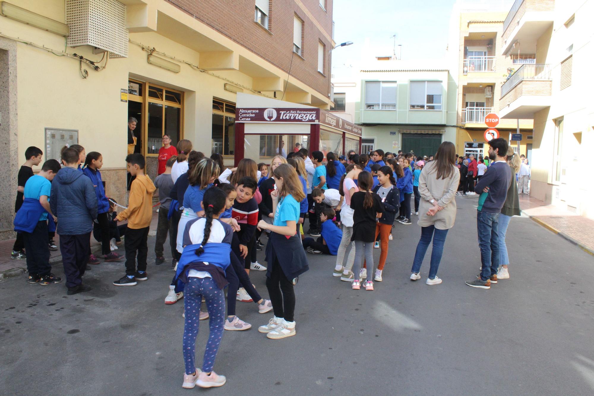 Cadena humana en Orpesa para trasladar libros a la nueva biblioteca