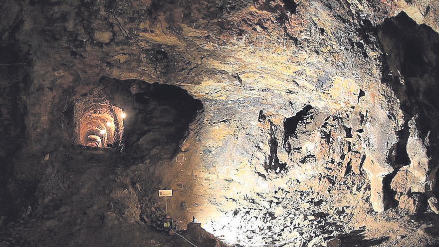 Interior de la cueva Victoria