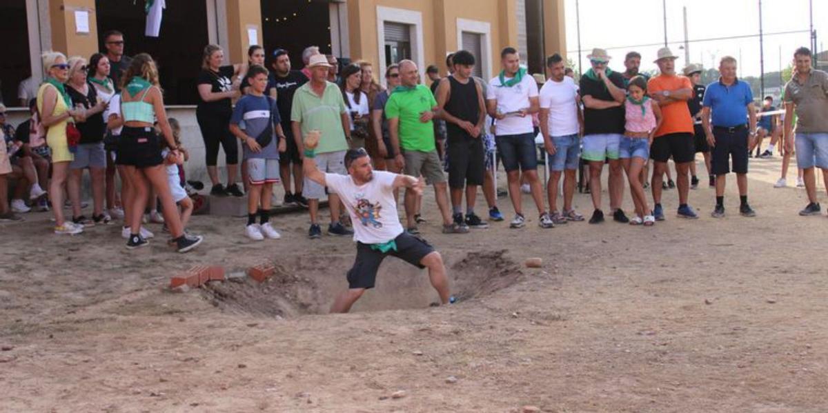 Vecino del pueblo durante el juego de bolos. | A. S.