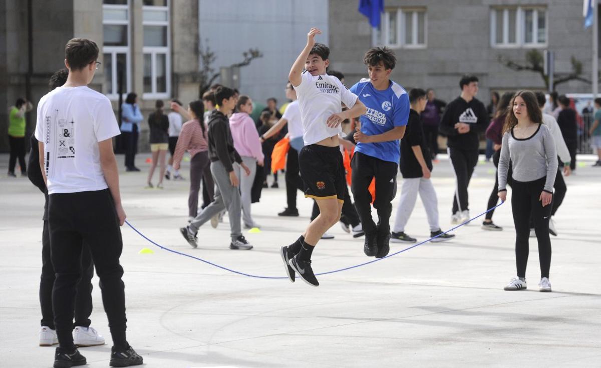 Un grupo de adolescentes salta a la comba en la Praza da Constitución. | BERNABÉ/ JAVIER LALÍN