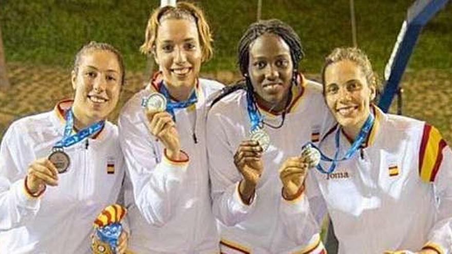 La selección española de 3x3, con Nogaye Lo, posan con su plata.