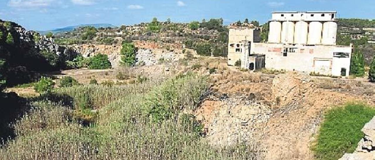 La Llosa tramita los permisos para el sellado de la antigua yesería con residuos inertes