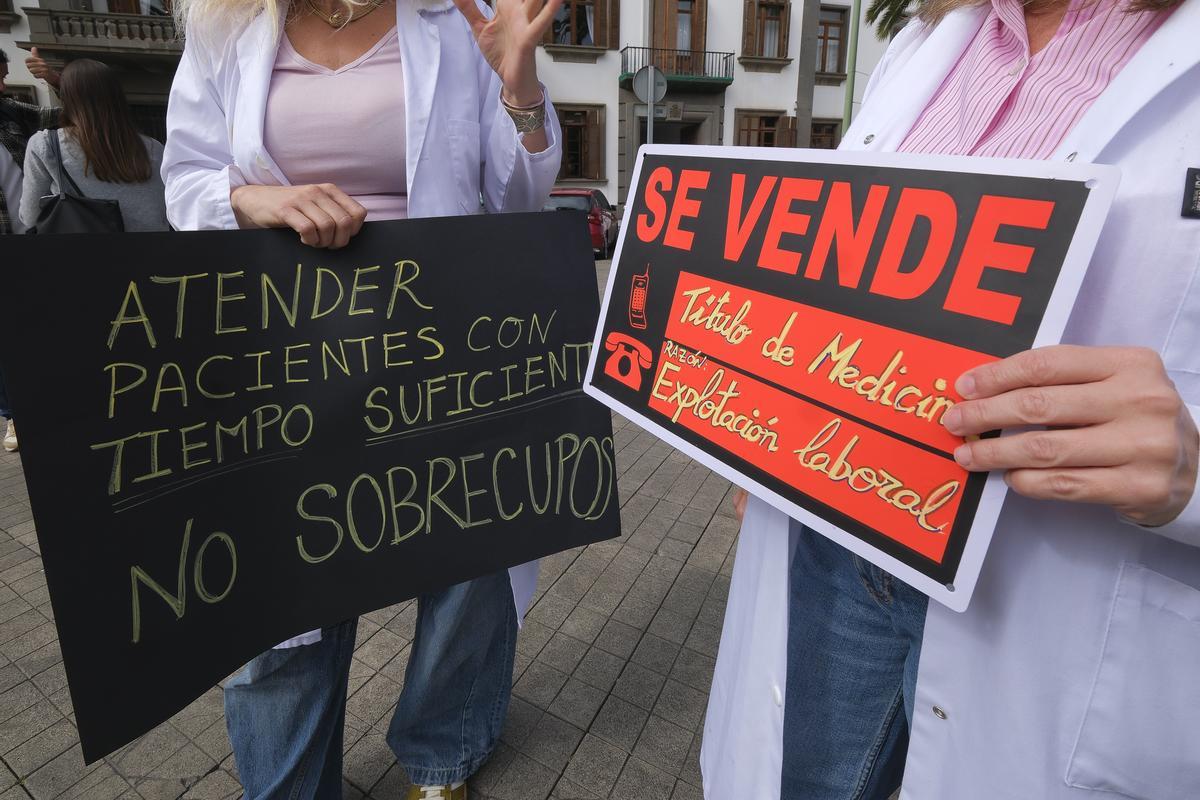 Huelga de médicos a las puertas de la Delegación del Gobierno.