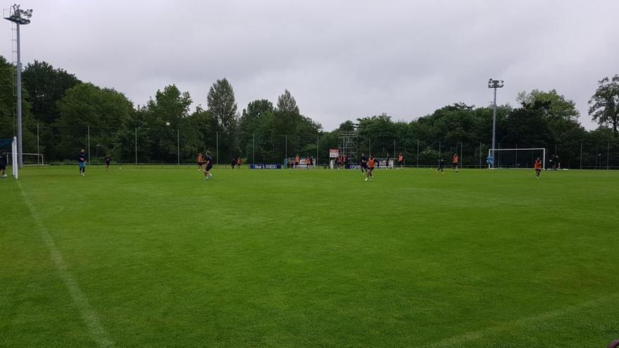 Los jugadores entrenando hoy en El Requexón