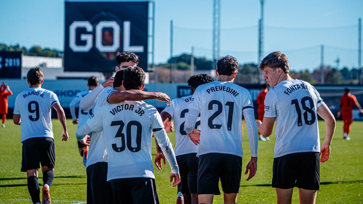 Los jugadores del Valencia Mestalla felicitando a Víctor Jr