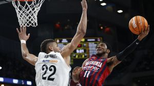 Tavares trata de taponar a Forrest en el encuentro disputado ante el Baskonia