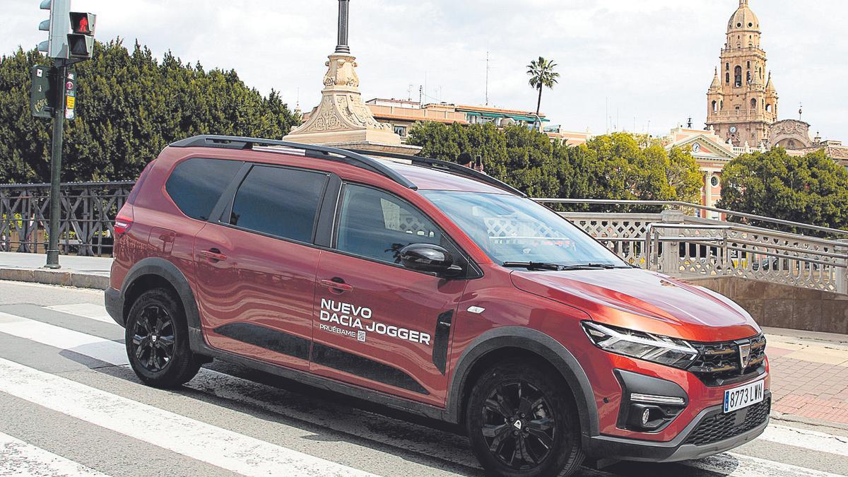 Ya está disponible en Herrero y López de Grupo Marcos, concesionario oficial Dacia en Murcia con precios muy competitivos que parten desde los 14.990 euros