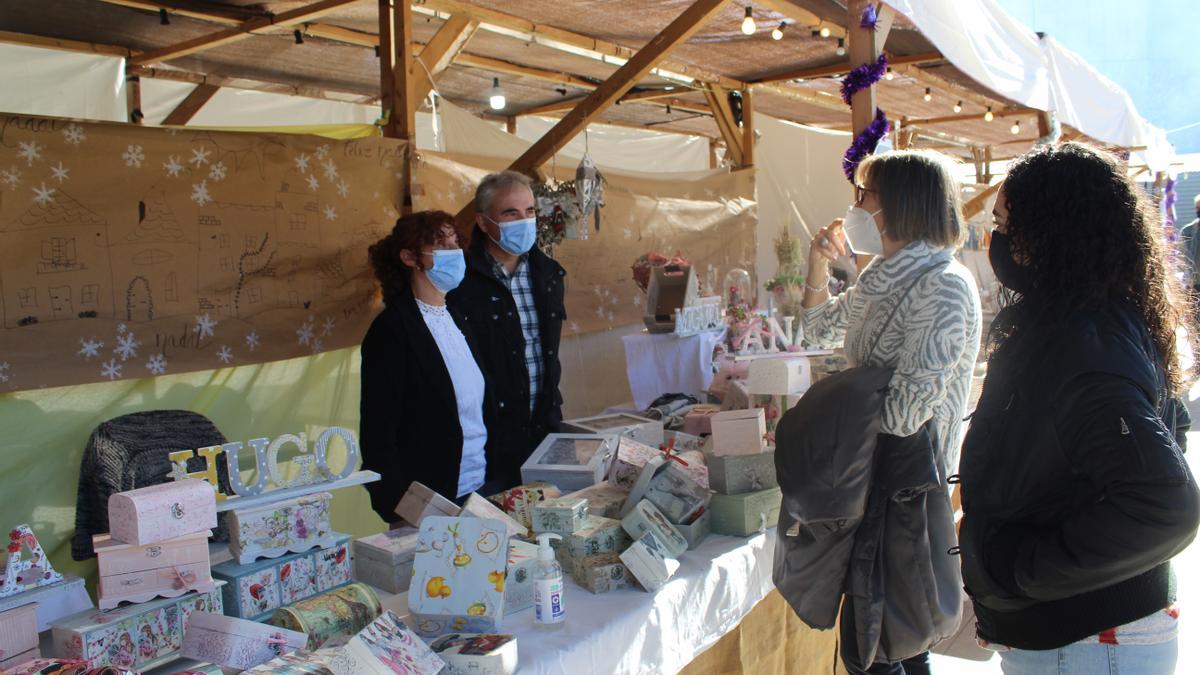 Vecinos y visitantes acudieron ayer para recorrer los puestos del mercado.