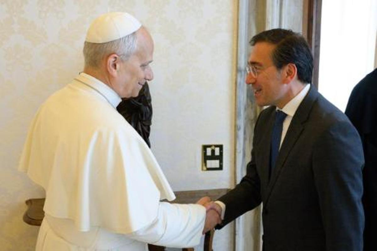 Albares y el papa León XIV en su visita de ayer.