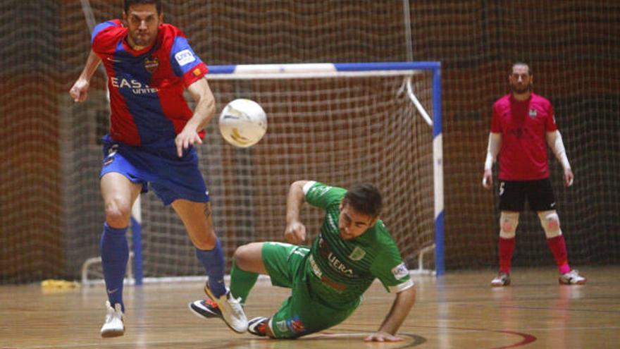 Cecilio resbala mientras un jugador del Levante UDDM avanza.