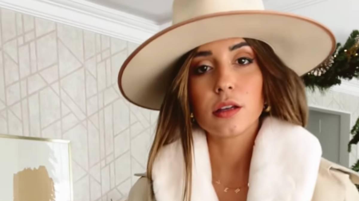 Verónica Díaz con un look en prendas beiges y blancas