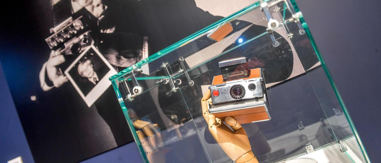 Exposiciones “Sonría, por favor” y “Mirando al  futuro a través del objetivo” en el Elder