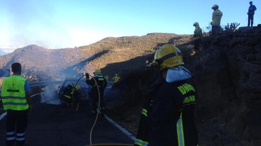 Dos automóviles chocan y se incendian en la carretera de un barrio de Tejeda