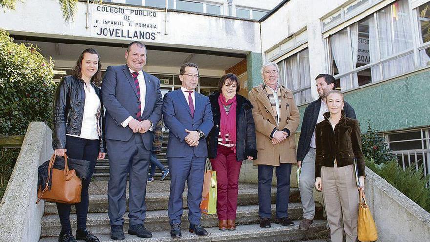 La edil veigueña Alba Álvarez; el alcalde, César Álvarez; el consejero, Genaro Alonso; la directora del Jovellanos, Ana Isabel Longarela; el director de Política Lingüística, Fernando Padilla; el director de Planificación y Centros, Roberto Suárez, y la jefa de servicio de Centros, Violeta García, ayer, a las puertas del colegio Jovellanos.