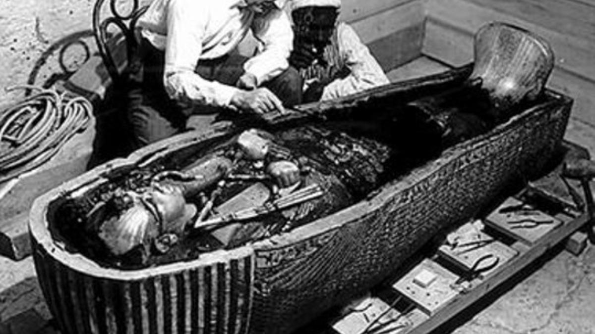 DESDE EL MÁS ALLÁ Howard Carter, el tenaz descubridor de la tumba de Tutankamón estudia la momia del faraón.