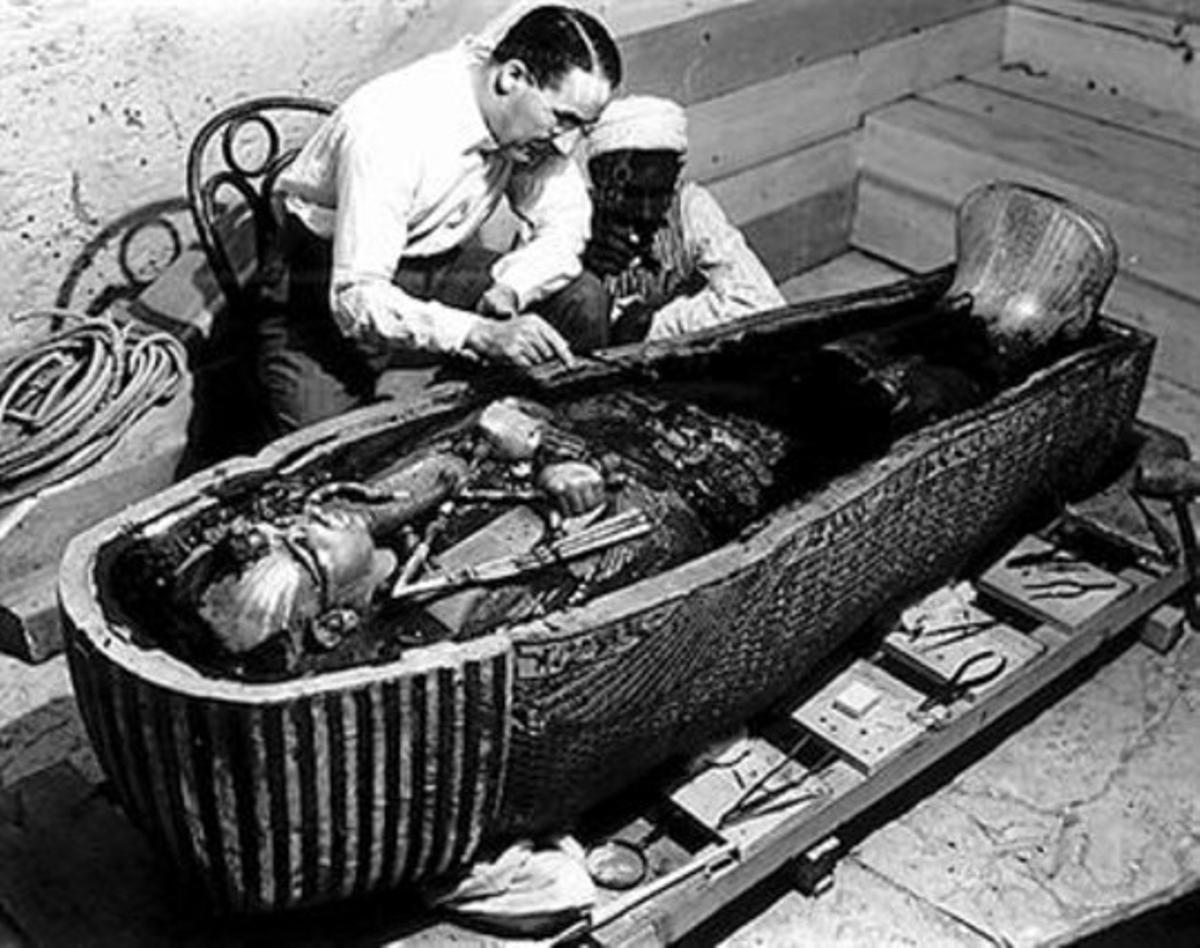 Howard Carter, el tenaç descobridor de la tomba de Tutankamon estudia la mòmia del faraó.