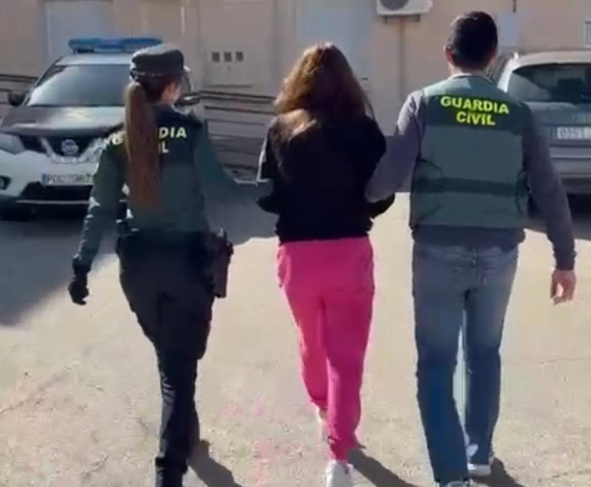 Una mujer detenida en esta operación.