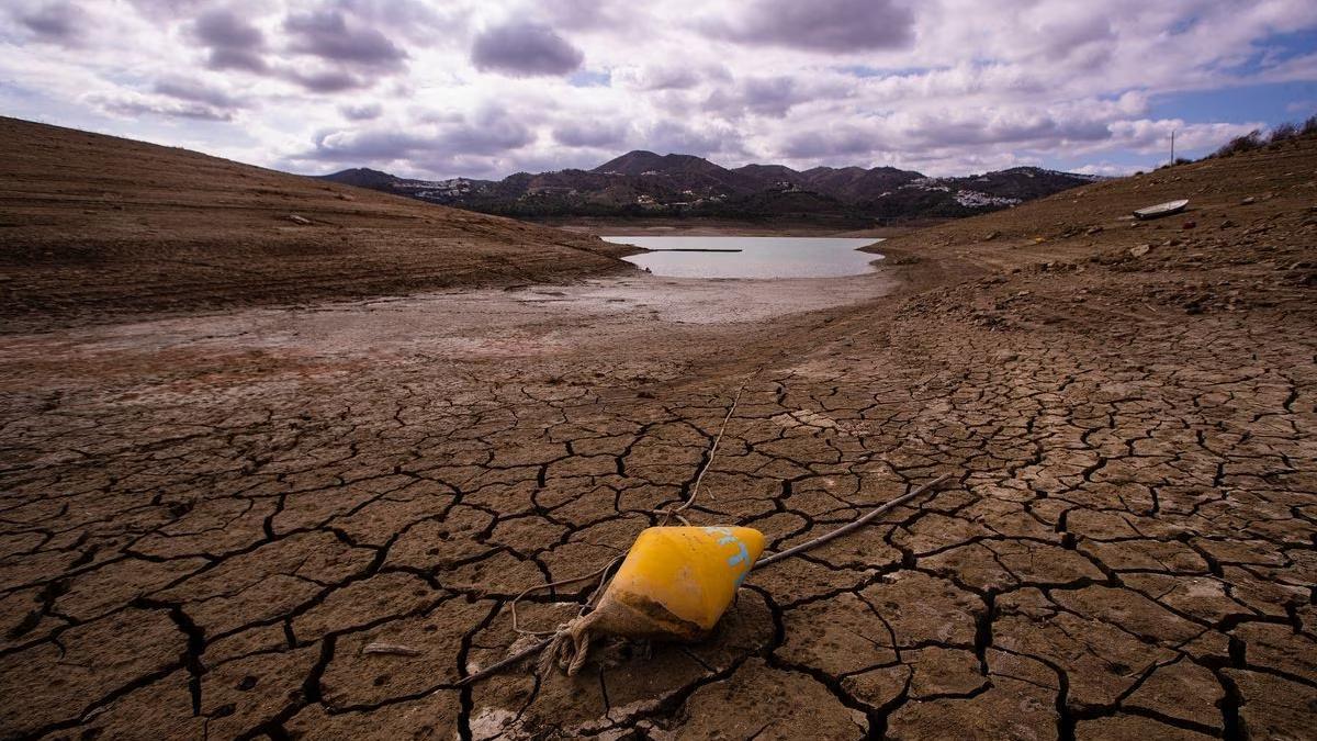 El embalse de la Viñuela (Málaga), en 2022, afectado por la sequía.