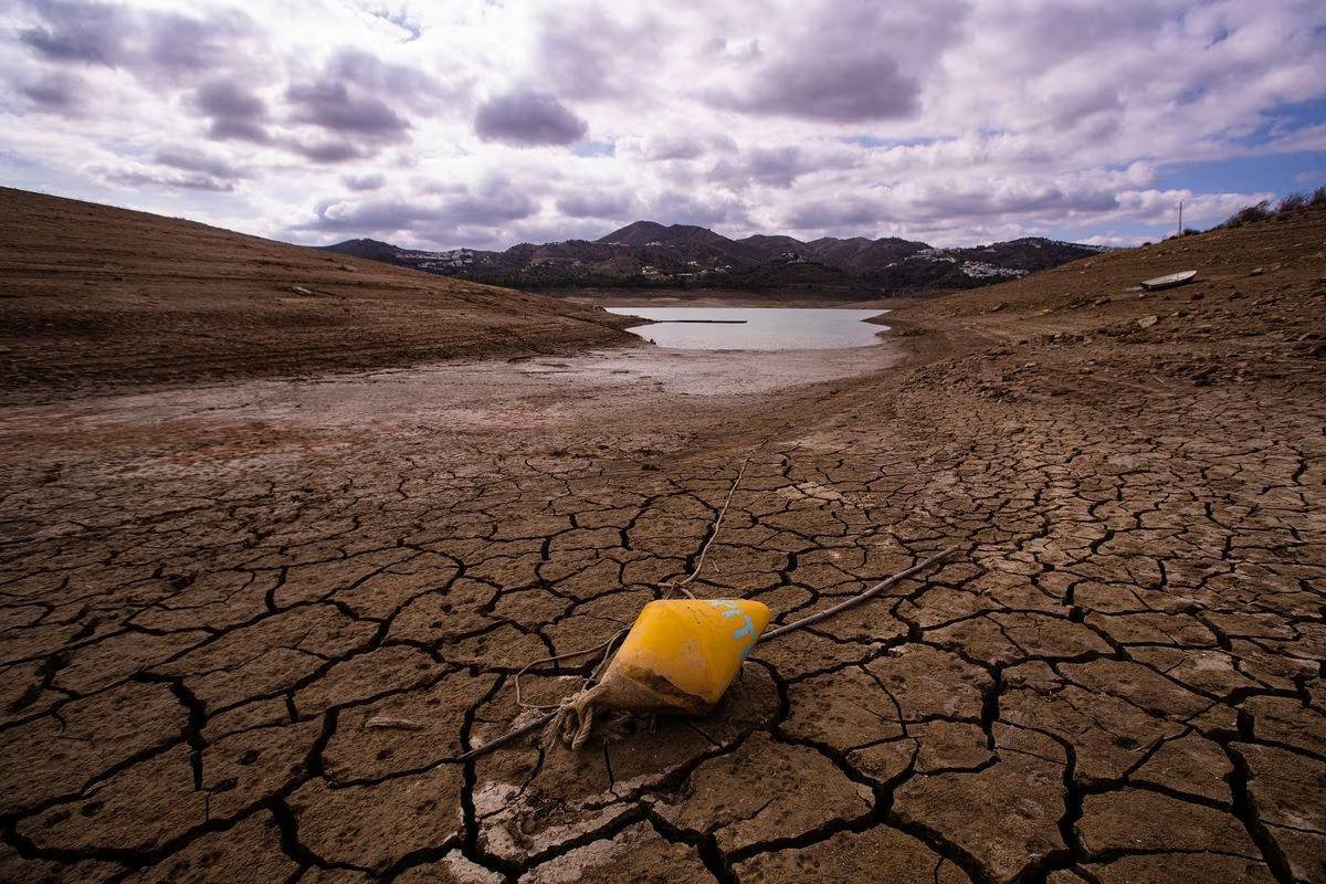 El embalse de la Viñuela (Málaga), en 2022, afectado por la sequía.