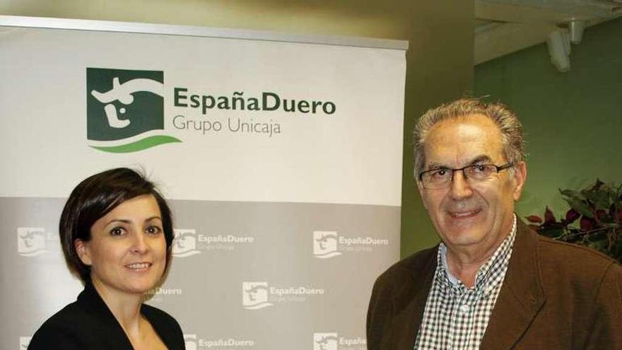 Margarita Serna, de EspañaDuero, con Rafael Sánchez Olea.