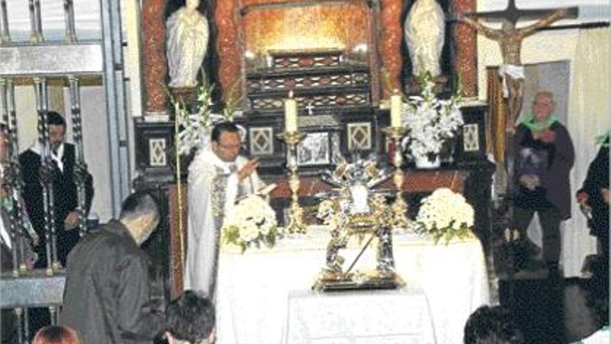 En el altar se ha colocado una réplica de la imagen, que fue bendecida el mes pasado.