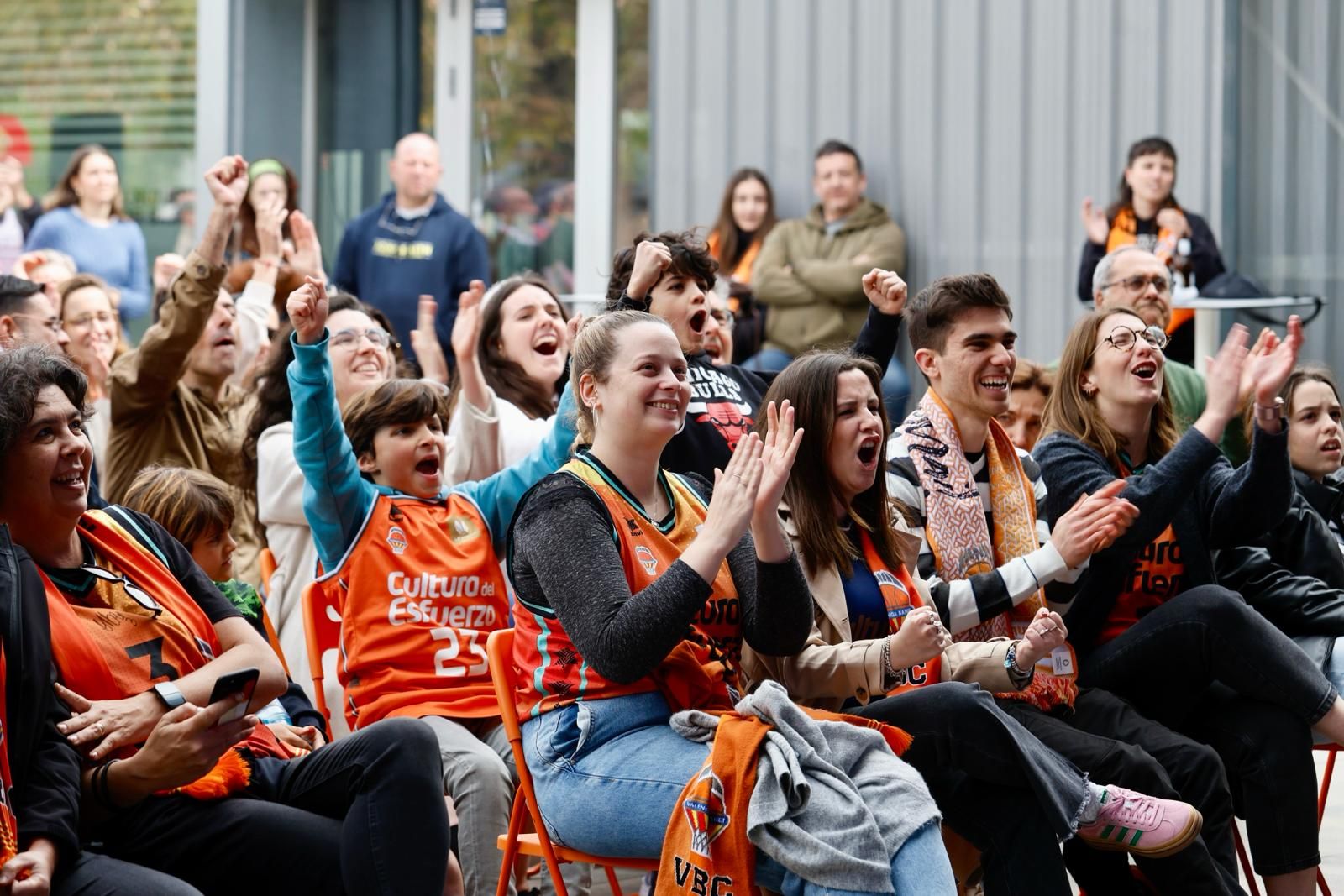 Los aficionados del Valencia Basket celebran la conquista de la Copa de la Reina