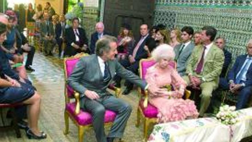 Los recién casados, en el palacio de las Dueñas de Sevilla.