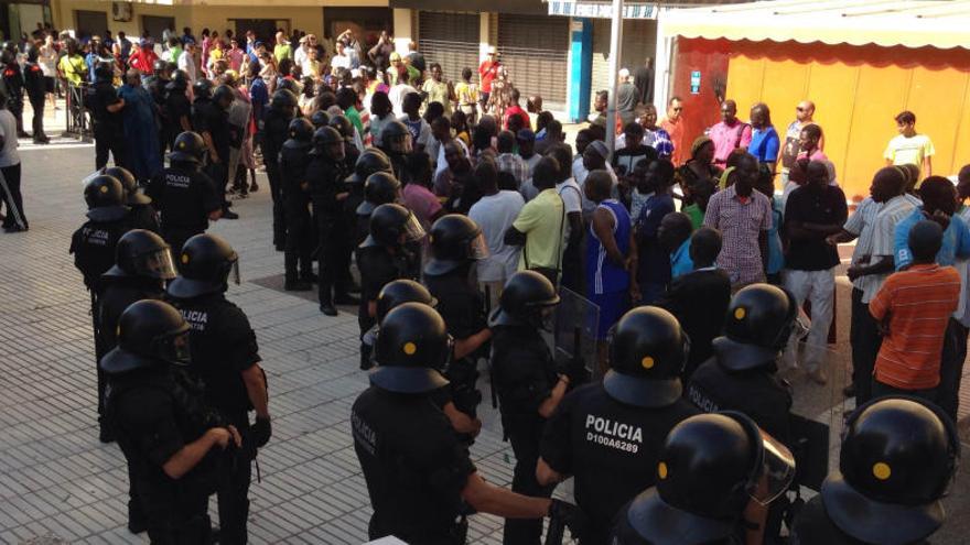 La retirada del cadàver del senegalès causa moments de tensió