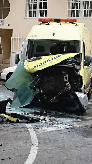 Accidente de una ambulancia en Vecindario