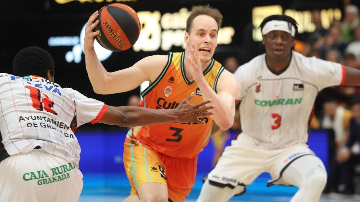 Klemen Prepelic, antes de su lesión en el partido entre el Valencia Basket y el Covirán Granada