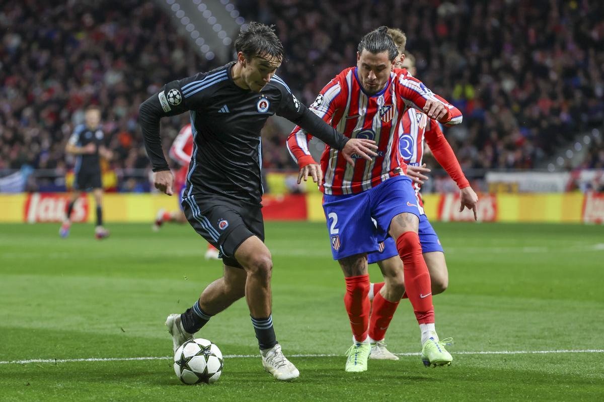 MADRID, 11/12/2024.- El delantero del Sl. Bratislava, Dávid Strelec (i), controla el balón ante el defensa uruguayo del Atlético de Madrid, José María Giménez, durante el encuentro correspondiente a la fase regular de la Liga de Campeones que disputan hoy miércoles Atlético de Madrid y Sl. Bratislava en el estadio Metropolitano, en Madrid. EFE / Kiko Huesca.