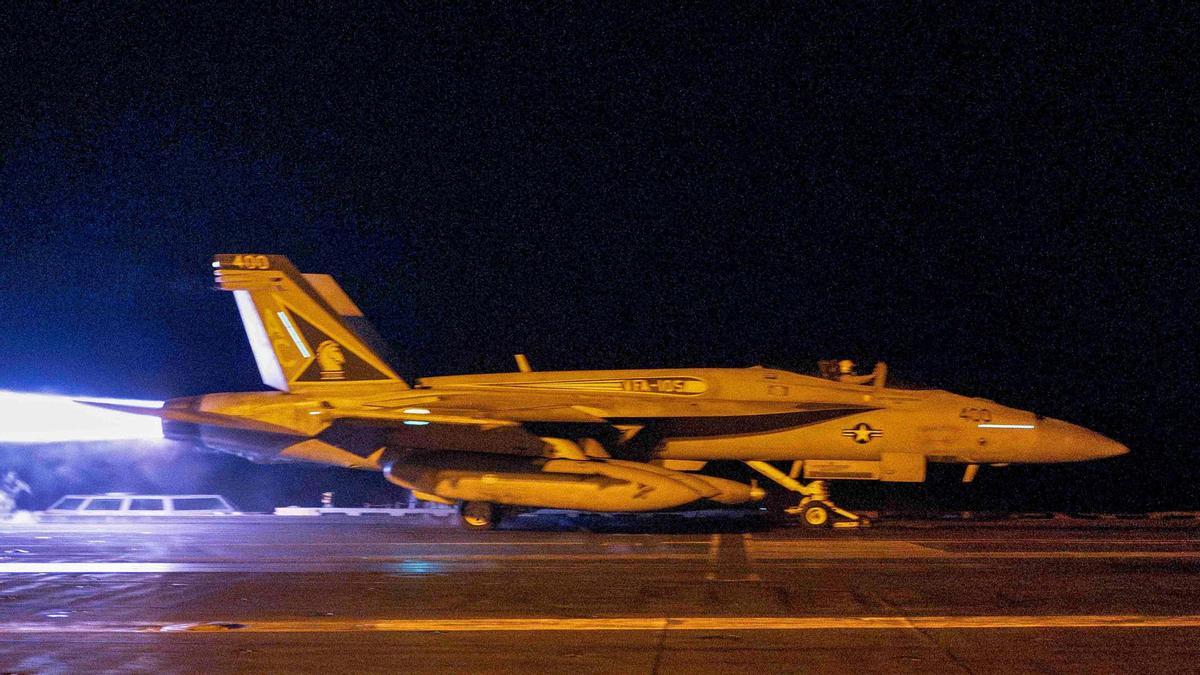 avión de combate despegando del USS Dwight D. Eisenhower (CVN 69) durante operaciones de vuelo en respuesta al aumento de los ataques hutíes respaldados por Irán contra barcos en el Mar Rojo.