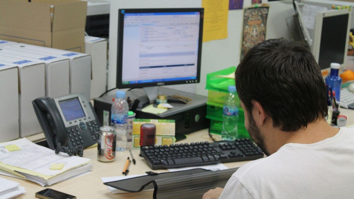 Un funcionario en su puesto de trabajo.