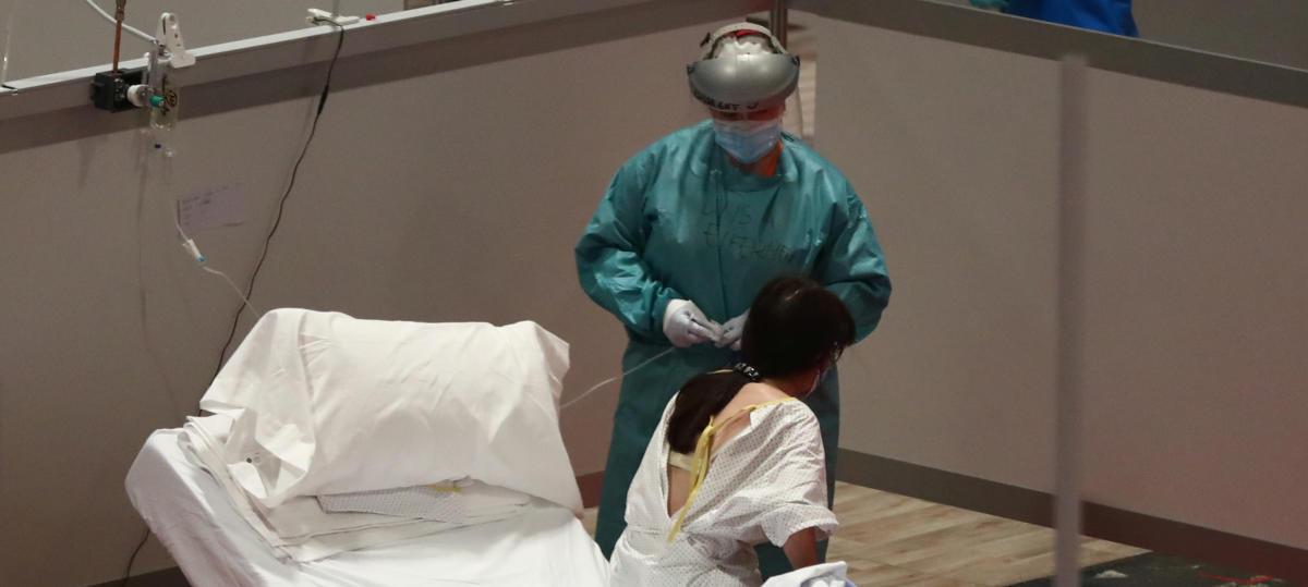 Un sanitario y un paciente el el hospital de campaña de Ifema.