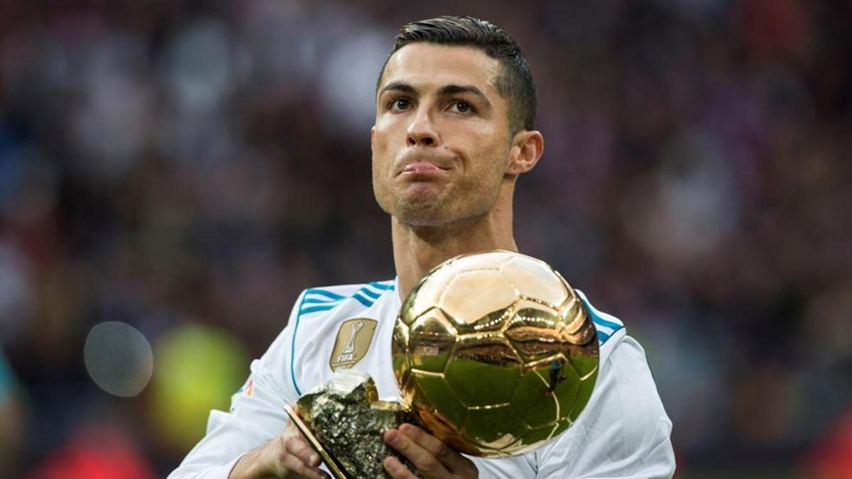 Cristiano Ronaldo dedicando su quinto Balón de Oro a la afición del Real Madrid