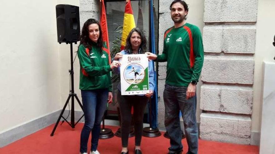 Claudia Balmori, Marisa Elviro y Jagoba Mentxaka, ayer, durante la presentación.