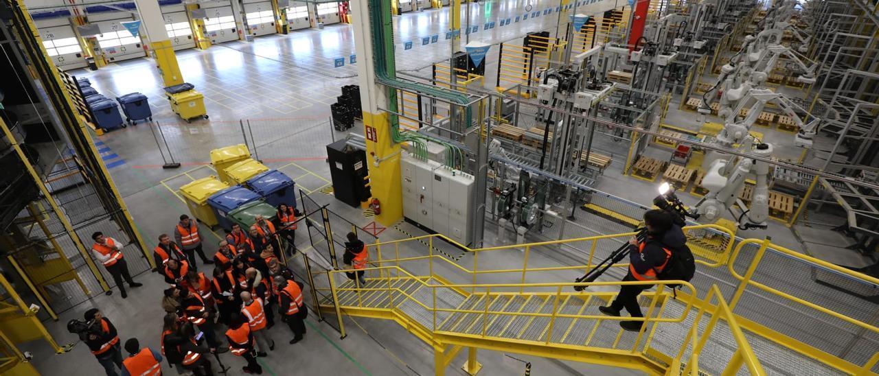 Vista panorámica del almacén de Amazon en Plaza, con una planta de 52.000 metros cuadrados.