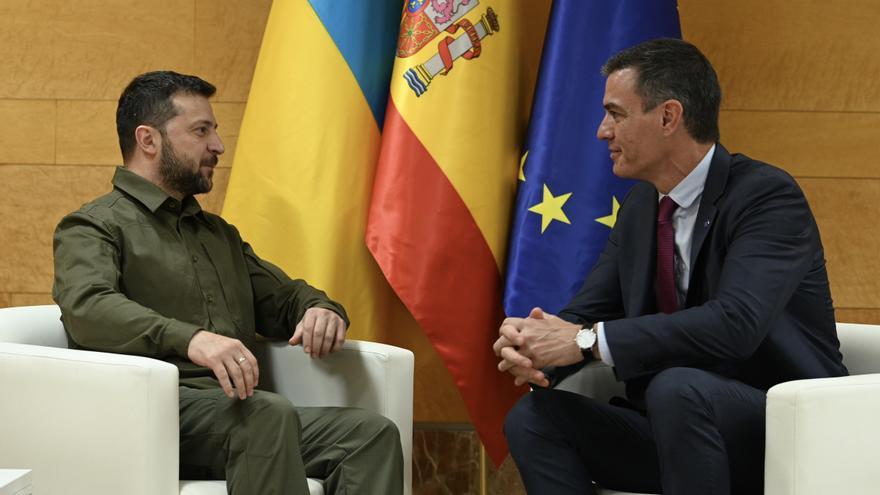 El president espanyol, Pedro Sánchez, i el president d'Ucraïna, Volodímir Zelenski, durant la trobada bilateral a Granada