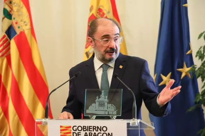 Lambán asegura que no hará opas hostiles para captar militantes y Azcón le recuerda al tránsfuga de Huesca