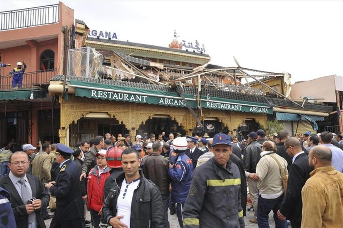 28 d’abril del 2011. Personal de l’equip de rescat i diversos ciutadans continuen davant del cafè Argana, a Marràqueix, el Marroc, després de l’atemptat en què divuit persones, entre elles nou estrangers, han mort, i una vintena han resultat ferides, cinc d’elles de gravetat. 28 d’abril del 2011. Personal de l’equip de rescat i diversos ciutadans continuen davant del cafè Argana, a Marràqueix, el Marroc, després de l’atemptat en què divuit persones, entre elles nou estrangers, han mort, i una vintena han resultat ferides, cinc d’elles de gravetat.