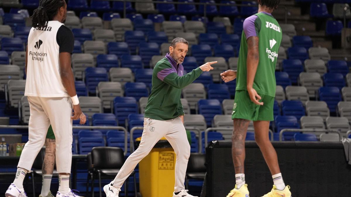 Ibon Navarro habla con sus jugadores durante un entrenamiento.