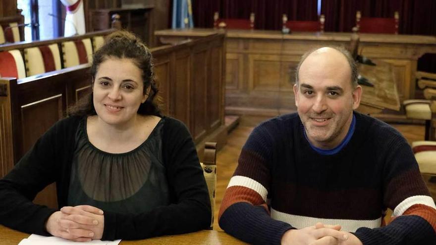 Natalia Ahilagas y Agripino Pérez, ayer, en el Ayuntamiento de Lena.