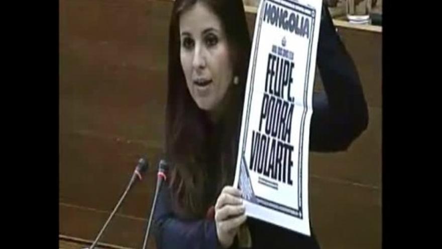 Una diputada de Esquerra Unida muestra una portada: “Felipe podrá violarte”