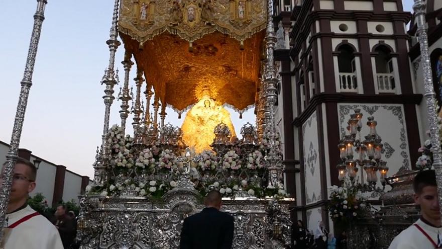 Procesión en el interior de El Palmar de Troya./ Youtube