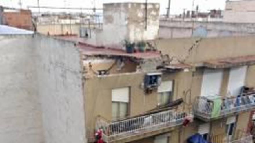 Un edificio de cinco plantas se desploma en Carrús sin causar heridos graves